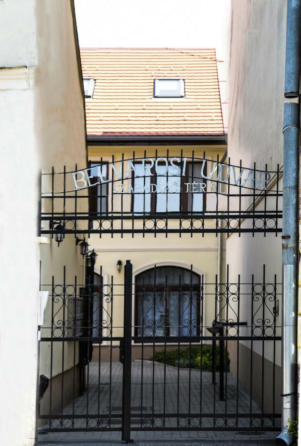 Centrum Apartman Cegléd Exterior foto